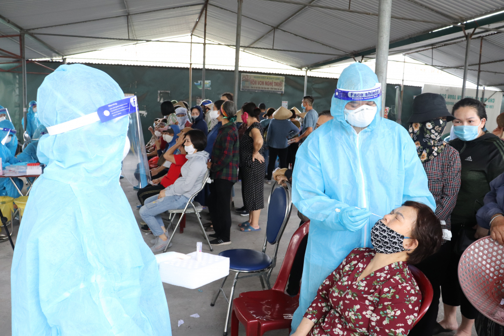 Phường Mạo Khê (TX Đông Triều) thực hiện lấy mẫu xét nghiệm đối với các đối tượng hành nghề lái xe, xây dựng... trên địa bàn, ngày 5/11. Ảnh: Minh Đức
