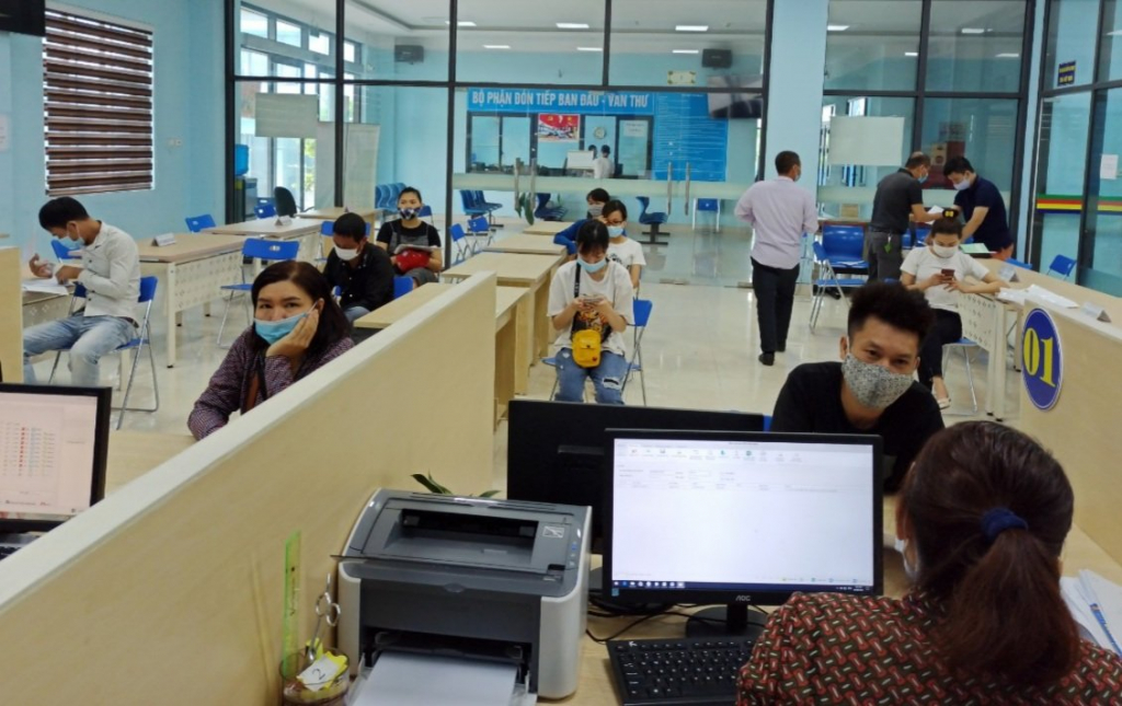 Người lao động đăng ký tìm việc làm và làm thủ tục hưởng BHTN tại Trung tâm Dịch vụ việc làm tỉnh.