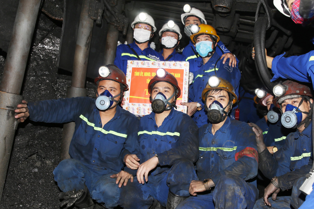 Đồng chí Bí thư Tỉnh ủy cùng các đồng chí lãnh đạo tỉnh tặng quà cho công nhân thợ lò đang làm việc tại đơn vị khai thác 7 (Công ty CP Than Vàng Danh)