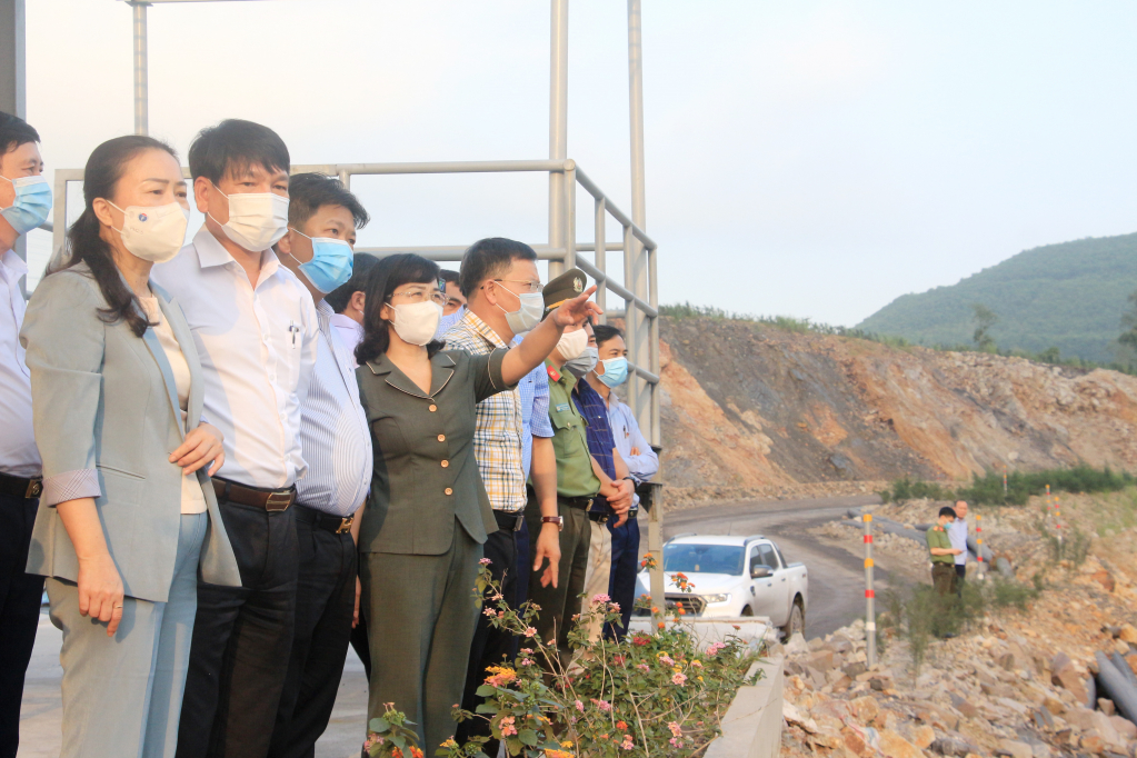 Đồng chí Trịnh Thị Minh Thanh, Phó Bí thư Tỉnh ủy, Phó Chủ tịch Thường trực HĐND tỉnh, kiểm tra khai trường khai thác than của Công ty CP Than Cao Sơn.