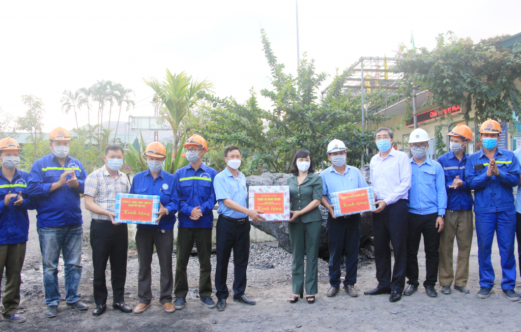 Đồng chí Trịnh Thị Minh Thanh, Phó Bí thư Tỉnh ủy, Phó Chủ tịch Thường trực HĐND tỉnh, tặng quà cho công nhân đang trực tiếp tham gia lao động tại Công trường cơ khí cầu đường số 1.