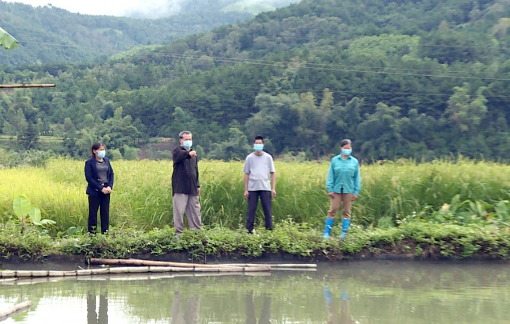 Đồng chí  Chu Tiến Sàu, Bí thư Chi bộ, trưởng khu Chang Chiếm, thị trấn Bình Liêu (người thứ 2 từ trái sang) thường xuyên sâu sát cơ sở, vận động nhân dân vươn lên thoát nghèo.