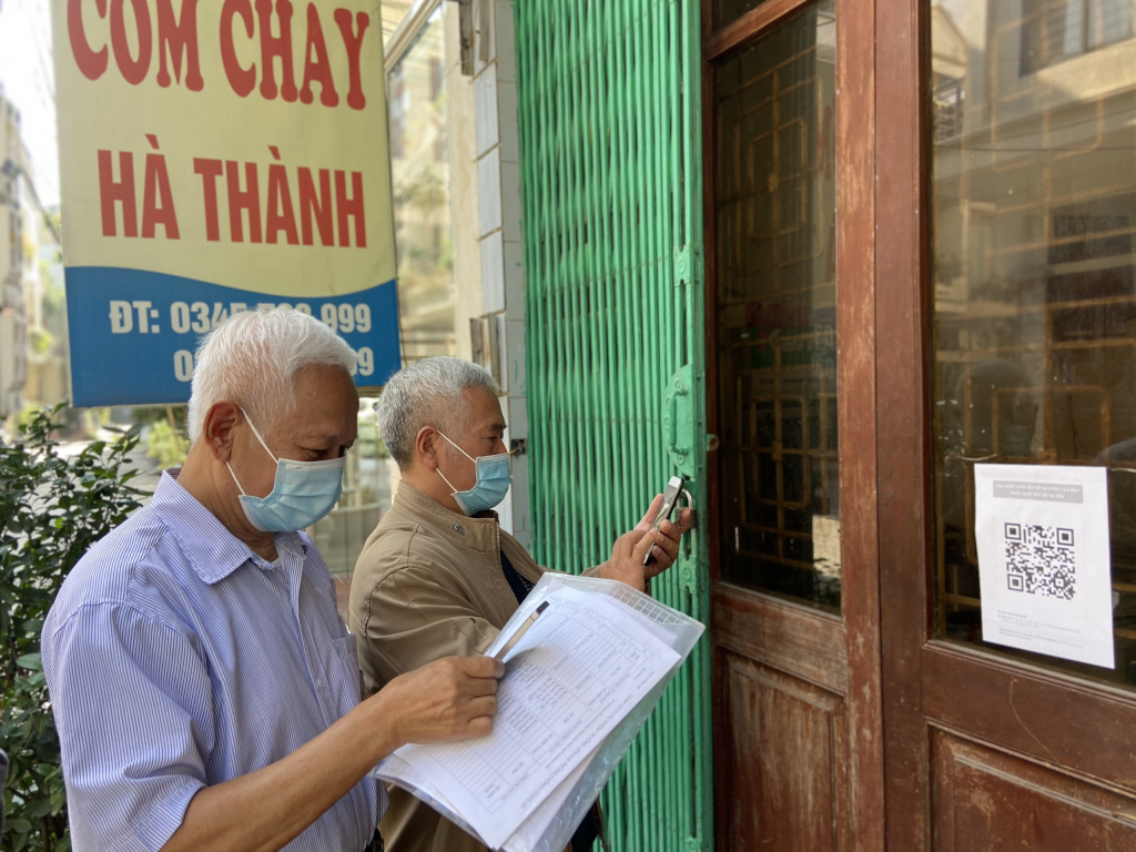 Các thành viên Tổ liên gia trong khu phố Hải Long (phường Hồng Hải, TP Hạ Long) kiểm tra việc dán mã quét QR của các nhà hàng.