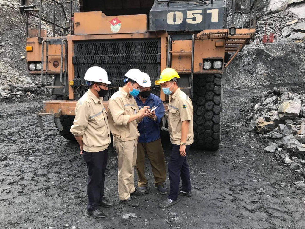 Cán bộ, công nhân lao động Công ty CP than Đèo Nai trao đổi công việc trước ca sản xuất.