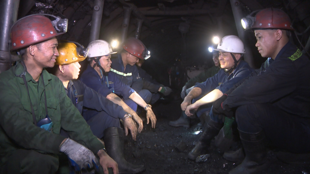 Kỷ luật và Đồng tâm là truyền thống văn hóa lâu đời của thợ mỏ (Trong ảnh: Những phút nghỉ ngơi giữa ca của thợ mỏ Công ty than Nam Mẫu).