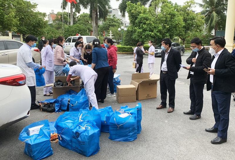 Các đơn vị y tế trên địa bàn TP Uông Bí cũng hỗ trợ cho Phương Đông 20 đội xét nghiệm, mỗi đội có ít nhất 3 cán bộ chuyên môn và 4 nhân lực hỗ trợ trực tiếp.