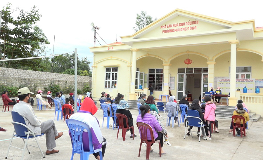 Phương Đông sử dụng 12 nhà văn hóa của thôn khu làm nơi tổ chức xét nghiệm nhanh cho người dân.