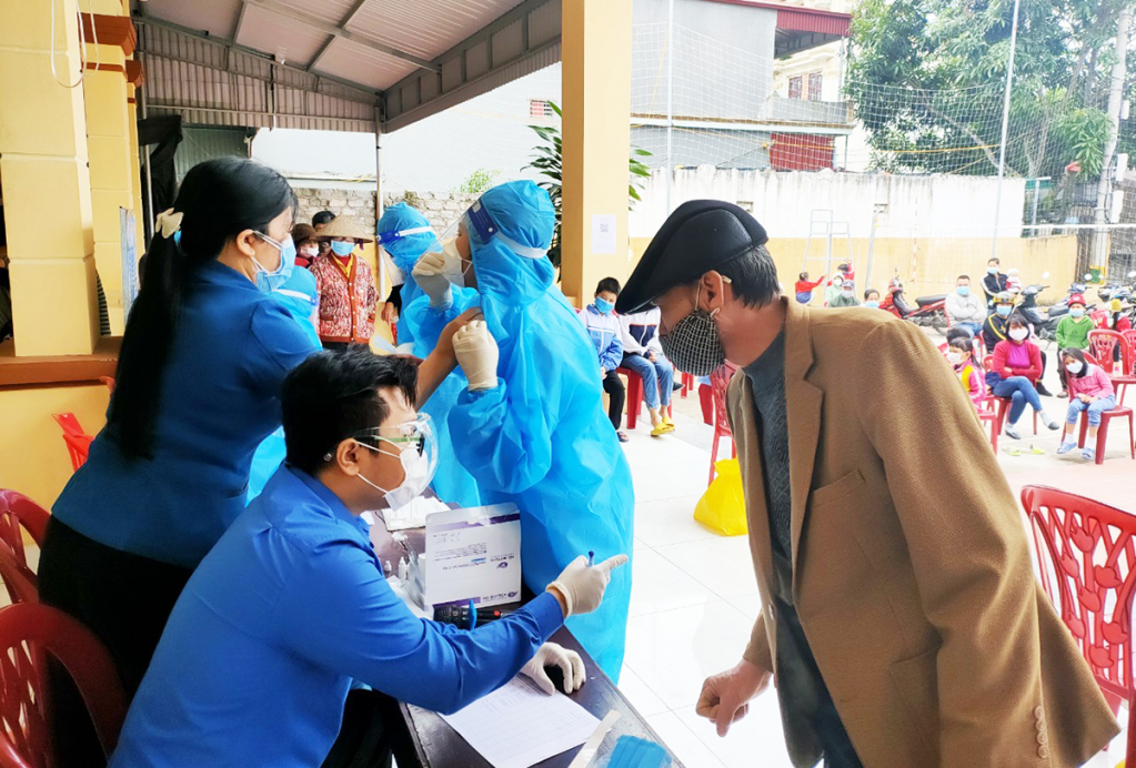 Hoạt động xét nghiệm nhanh trên địa bàn Phương Đông nhận được sự phối hợp của người dân.