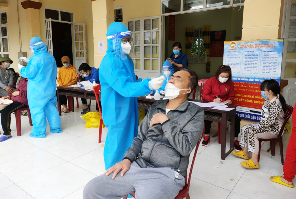 Người dân và đội ngũ cán bộ kỹ thuật thực hiệu xét nghiệm đạt hiệu quả.