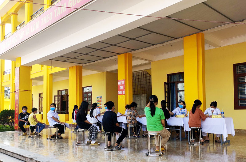 Cùng với các khu dân cư, trong ngày hôm nay, nhiều trường học đã cho tầm soát covid - 19 học sinh của mình.