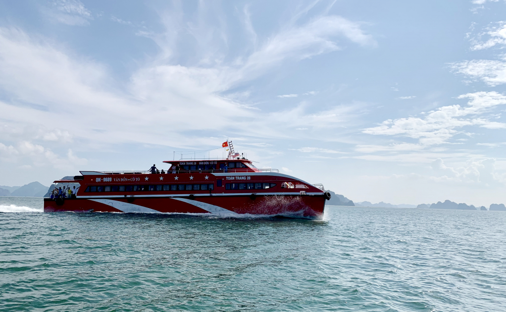 Dịch vụ vận tải thủy ra các xã đảo huyện Vân Đồn và huyện Cô Tô ngày một được các doanh nghiệp đầu tư hiện đại.