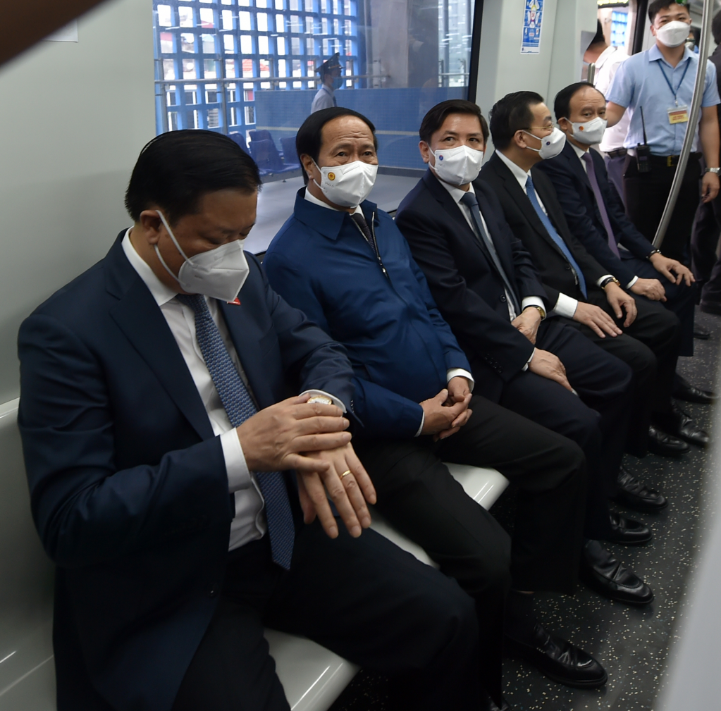 From left to right, Secretary of Ha Noi Party Committee Dinh Tien Dung,Deputy Prime Minister Le Van Thanh, Minister of Transport Nguyen Van The and Chairman of the municipal People’s Committee Chu Ngoc Anh join the first trip of the Cat Linh-Ha Dong metro line project, Ha Noi, November 6, 2021 - Photo: VGP