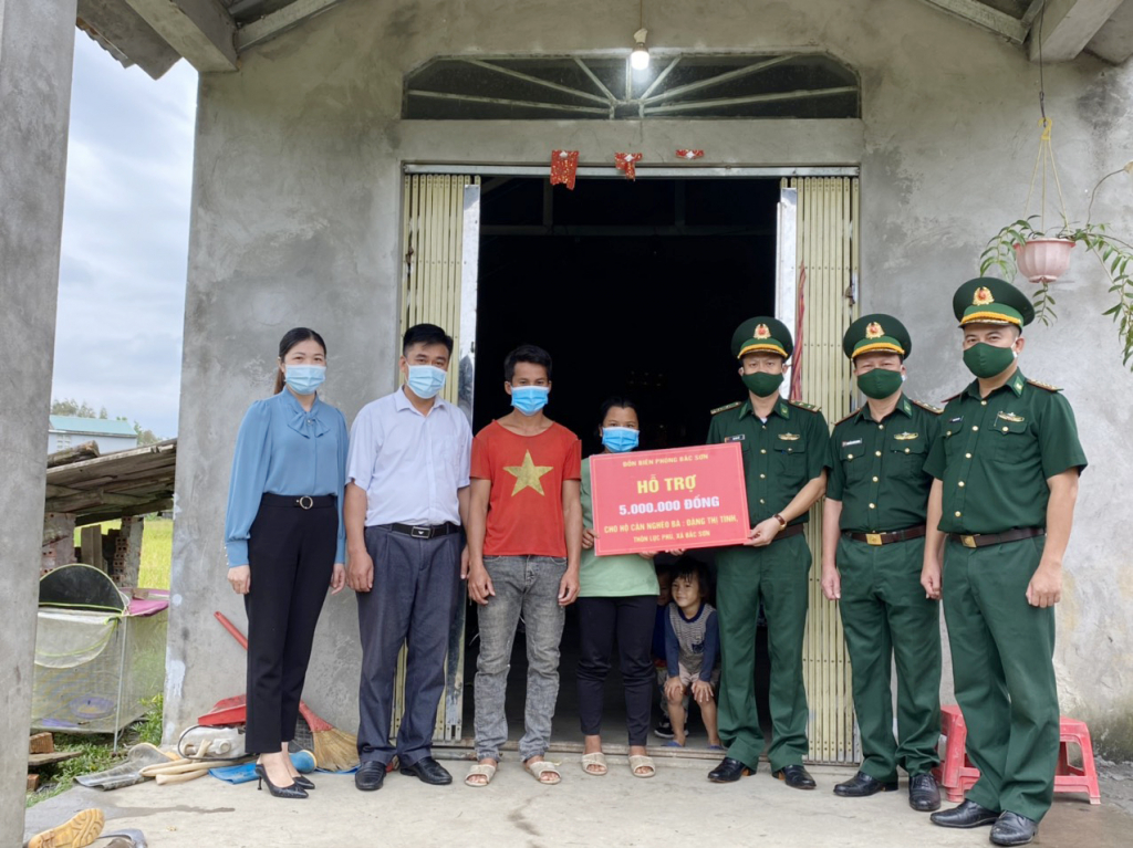 Đồn Biên phòng Bắc Sơn và xã Bắc Sơn (TP Móng Cái) trao hỗ trợ kinh phí xây dựng công trình phụ cho hộ nghèo trên địa bàn.