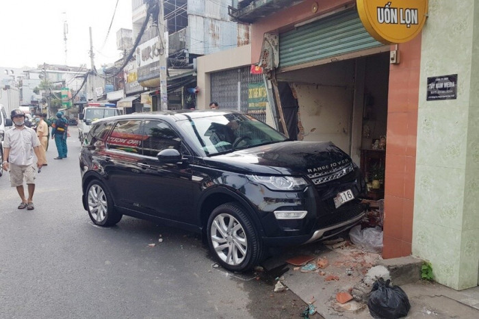 TP.HCM: Xe Range Rover leo vỉa hè tông chết người, húc sập tường nhà dân 1