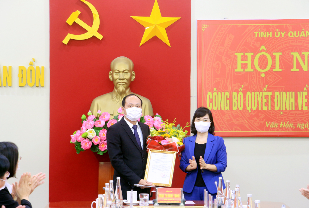 Đồng chí Trịnh Thị Minh Thanh, Phó Bí thư Tỉnh ủy, Phó Chủ tịch HĐND tỉnh, trao quyết định của Ban Thường vụ Tỉnh ủy cho đồng chí Vũ Đức Hưởng.