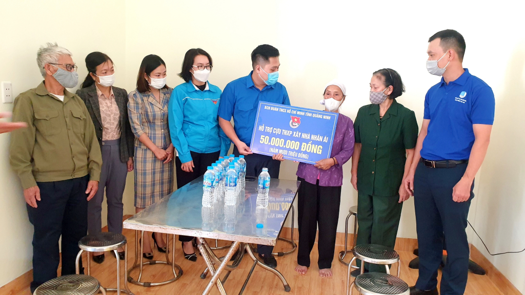 BCH Đoàn TNCS Hồ Chí Minh tỉnh Quảng Ninh trao hỗ trợ 50 triệu đồng cho gia đình cựu TNXP Nguyễn Văn Kính.