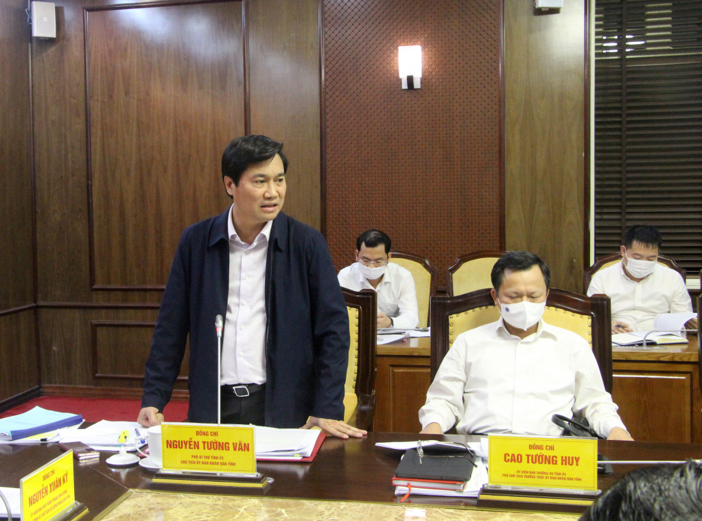 Đồng chí Nguyễn Tường Văn, Phó Bí thư Tỉnh ủy, Chủ tịch UBND tỉnh, phát biểu tại hội nghị.
