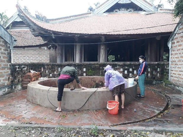 Nguoi dan buc xuc khi gieng co Duong Lam bong nhien 'khoac ao' moi hinh anh 2