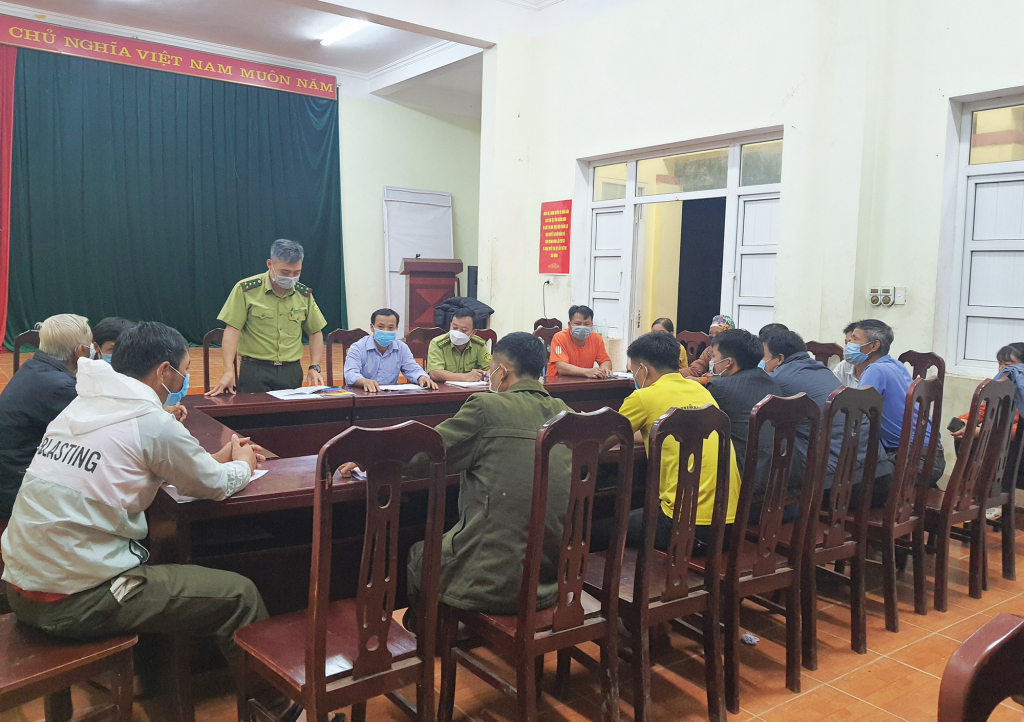 Một buổi họp dân để nghe tuyên truyền, vận động về trồng rừng gỗ lớn ở thông Tàu Tiên, xã Đồn Đạc, huyện Ba Chẽ.