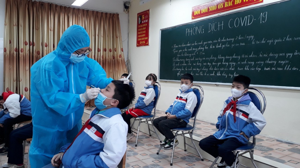 Health workers took samples for Covid-19 testing at the Ha Long Primary School on November 9.