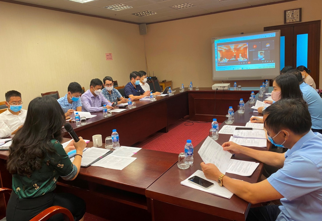 Tổ giúp việc Korea Desk Quảng Ninh thực hiện tương tác trao đổi trực tiếp kết hợp trực tuyến tại đầu cầu IPA Quảng Ninh với đầu cầu của một số chủ đầu tư hạ tầng khu công nghiệp.
