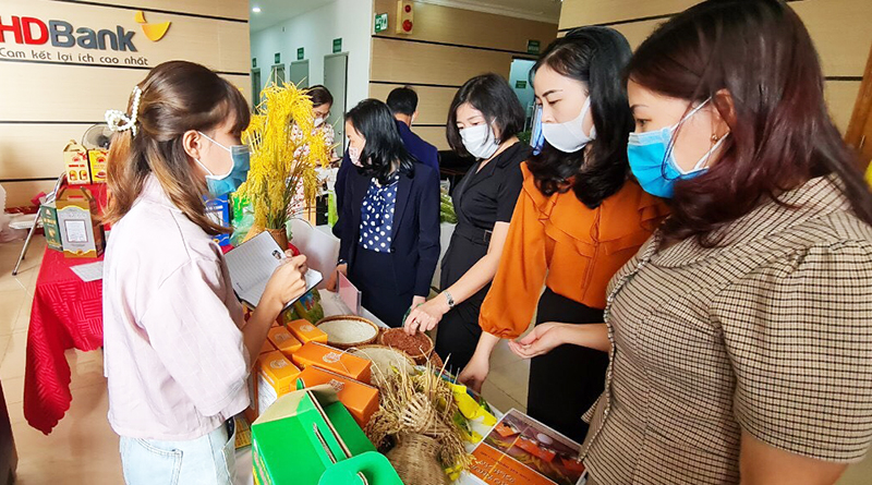 Trong khuôn khổ hội nghị, các đại biểu tham quan các gian hàng nông sản trưng bày.
