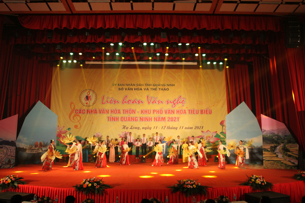 Tiết mục của nhà văn hóa khu phố 8, phường Quang Trung, TP Uông Bí mở màn Liên hoan. 