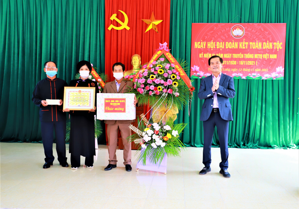 Đồng chí Bùi Văn Khắng - Phó chủ tịch UBND tỉnh tặng hoa và Bằng khen của tỉnh cho cán bộ và nhân dân thôn Đồng Long, xã Đồng Tâm.