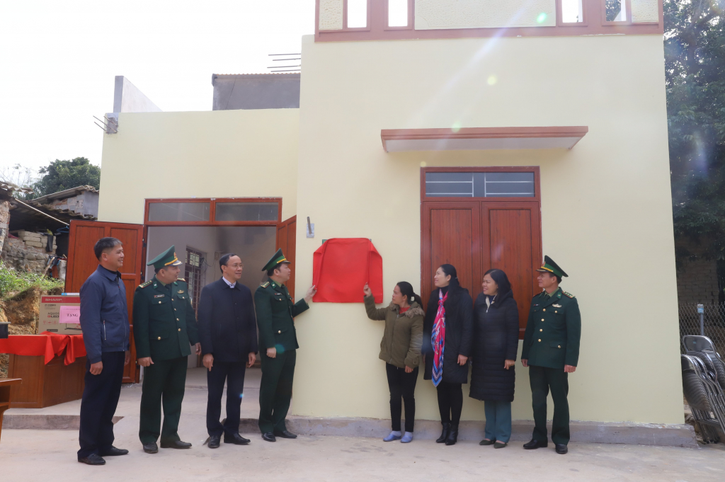 Bộ Chỉ huy Bộ đội Biên phòng tỉnh và huyện Bình Liêu khánh thành, bàn giao nhà mới cho gia đình bà Hoàng Thị Cam là hộ nghèo ở thôn Đồng Cậm, xã Hoành Mô (Bình Liêu), tháng 12/2020. Ảnh: La Lành (Bình Liêu)