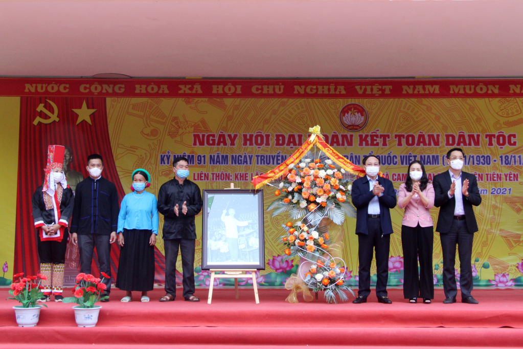 Đồng chí Bí thư Tỉnh ủy cũng lãnh đạo Ban Tuyên giáo, Ủy ban MTTQ tỉnh tặng hoa, quà chúc mừng nhân dân cụm liên thôn Khe Lặc, Kéo Kai, Đoàn Kết, Khe Mươi và Nà Cam.