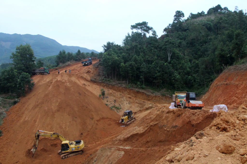Đơn vị thi công đang tập trung thi công đảm bảo tiến độ dự án đường giao thông nối từ trung tâm xã Đại Dực sang trung tâm xã Đại Thành cũ, huyện Tiên Yên.
