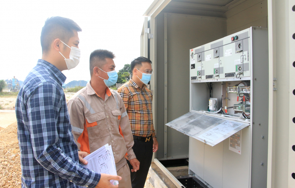 Ban Quản lý dự án đầu tư xây dựng huyện Vân Đồn kiểm tra, giám sát chất lượng thi công dự án cấp điện cho khu tái định cư xã Hạ Long.