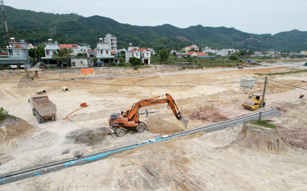 Đơn vị nhà thầu đang tích cực thi công hạ tầng kỹ thuật khu tái định cư xã Hạ Long.