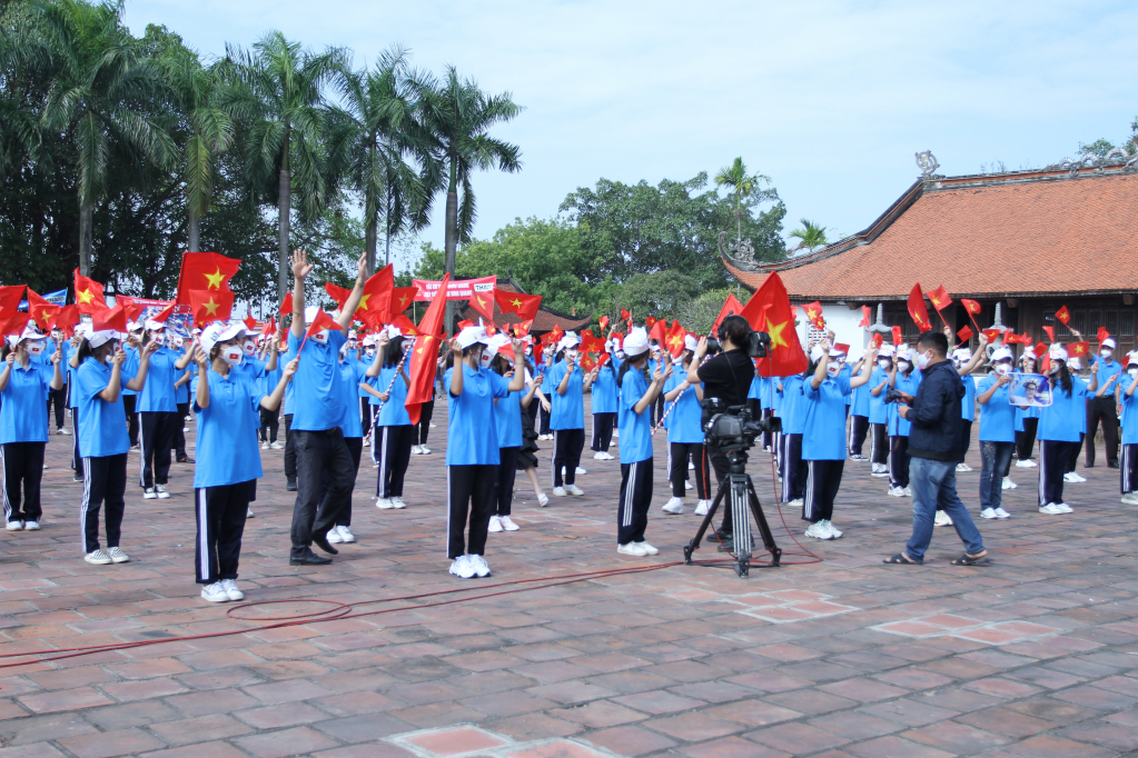  Học sinh Trường THPT Bạch Đằng, TX Quảng Yên say mê tập luyện những nội dung cổ vũ cho Nguyễn Hoàng Khánh.