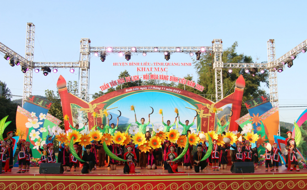 Chương trình nghệ thuật rực rỡ sắc màu, mang đặc trưng văn hoá các dân tộc ở Bình Liêu.Múa Vũ khúc ngày mùa của dân tộc Dao Thanh Phán Bình Liêu.