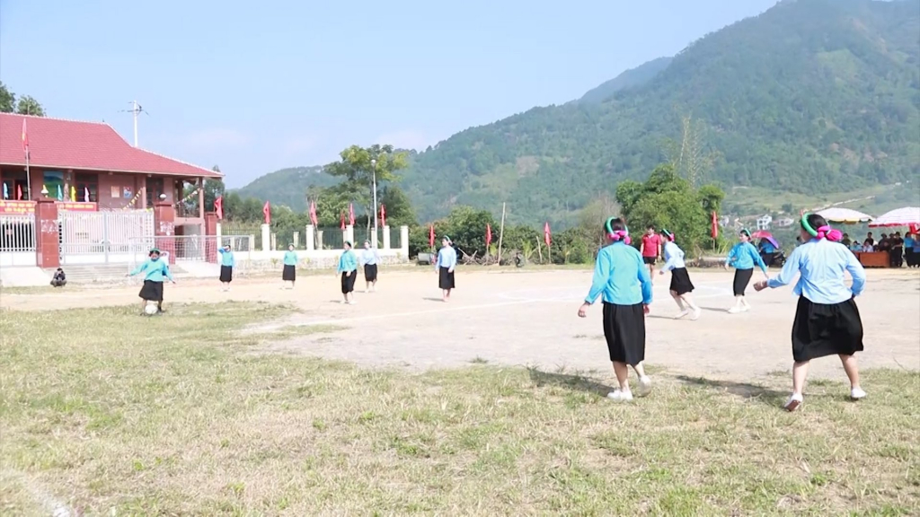 Các trận thi đấu bóng đá của các cô gái Sán Chỉ diễn ra tại Nhà văn hóa xã Húc Động là một trong các nội dung hấp dẫn của Tuần Văn hoá - Du lịch Bình Liêu năm 2021.