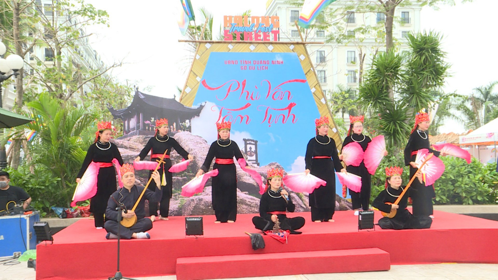 Huyện Bình Liêu giới thiệu nghệ thuật hát then - đàn tính tại chương trình xúc tiến du lịch Hội xuân Di sản 2021 diễn ra tại TP Hạ Long, tháng 4/2021.