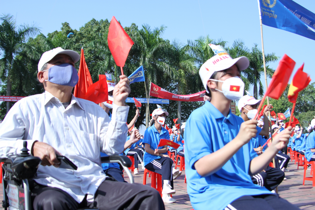 Một khán giả đi xe lăn đến cổ vũ cho Nguyễn Hoàng Khánh.