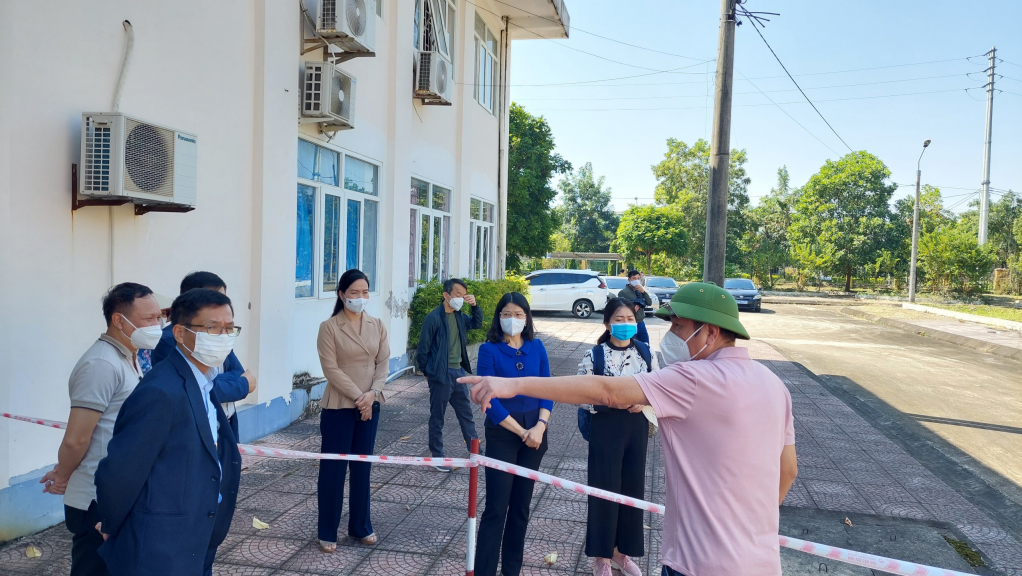Đồng chí Nguyễn Thị Hạnh, Phó Chủ tịch UBND tỉnh kiểm tra công tác chuẩn bị cơ sở vật chất cho công tác cách ly, điều trị Covid-19 tại Trung tâm Y tế huyện Đầm Hà.