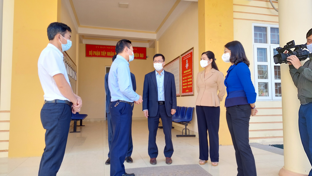 Đồng chí Nguyễn Thị Hạnh, Phó Chủ tịch UBND tỉnh kiểm tra công tác phòng, chống dịch Covid-19 tại xã Tân Bình.