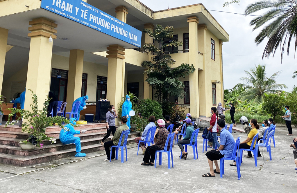 TP Uông Bí hỗ trợ phường Phương Nam nhanh lực chuyên môn. Phần kinh phí mua test kit và các vật tư y tế cần thiết khác do người dân Phương Nam tự đóng góp.