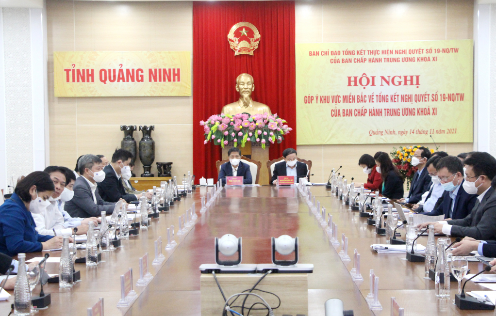 Các đại biểu tham dự hội nghị khu vực miền Bắc góp ý kiến Tổng kết 10 năm thực hiện Nghị quyết 19 tại đầu cầu Quảng Ninh.