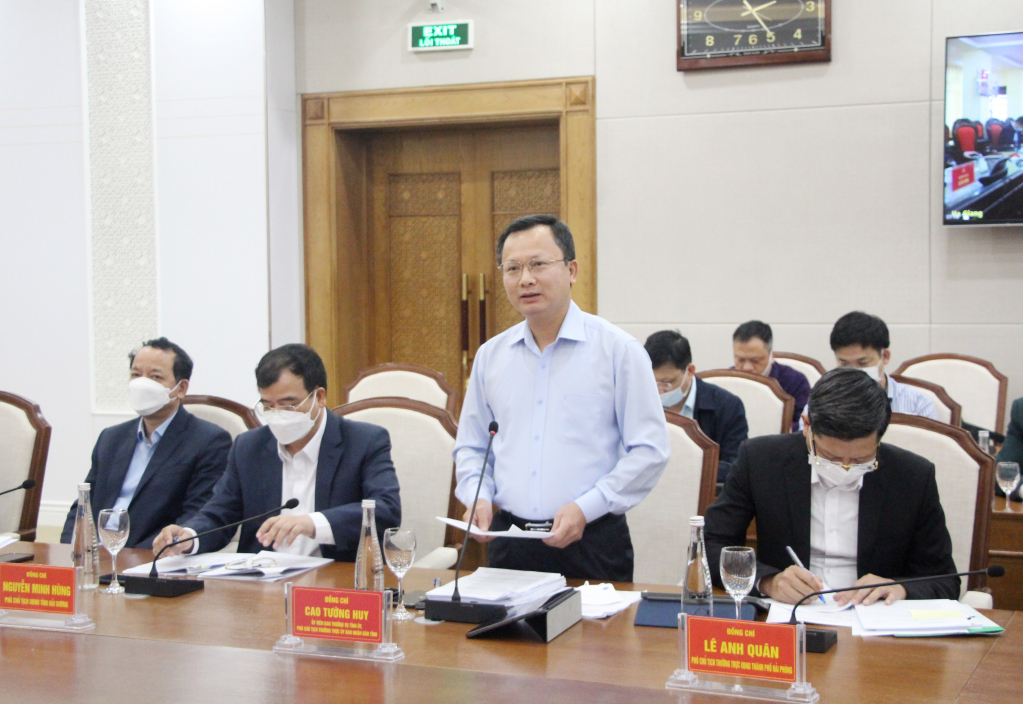 Đồng chí Cao Tường Huy, Phó Chủ tịch Thường trực UBND tỉnh phát biểu tham luận tại hội nghị.