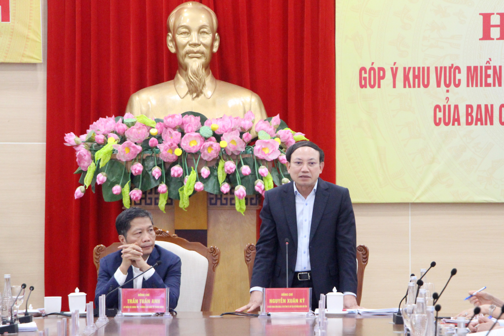 Đồng chí Nguyễn Xuân Ký, Ủy viên Trung ương Đảng, Bí thư Tỉnh ủy, Chủ tịch HĐND tỉnh, phát biểu tại hội nghị.