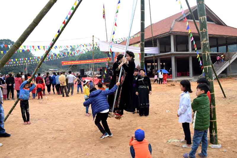Người dân vui chơi tại Trung tâm văn hóa thể thao dân tộc Tày tại xã Phong Dụ