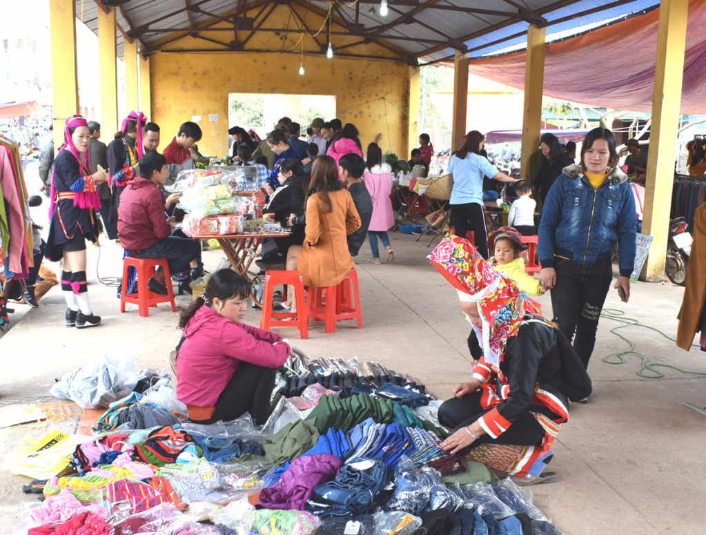 Chợ phiên Hà Lâu, xã Hà Lâu nơi buôn bán giao lưu của bà con dân tộc thiểu số xã Hà Lâu và các huyện thị lân cận