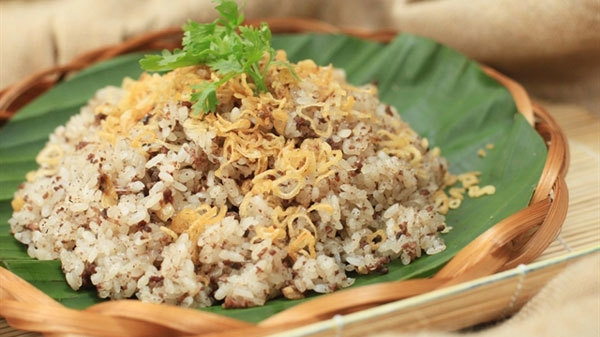 Quail served with sticky rice, topped with fried onion and coriander. (Photo courtesy of Quan An Ngon)