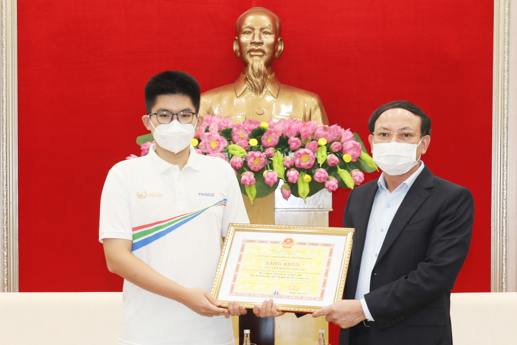 The provincial Party Secretary, Nguyen Xuan Ky, granted the certificate of merit to the winner of the 21st Road to Olympia Peak, Nguyen Hoang Khanh.