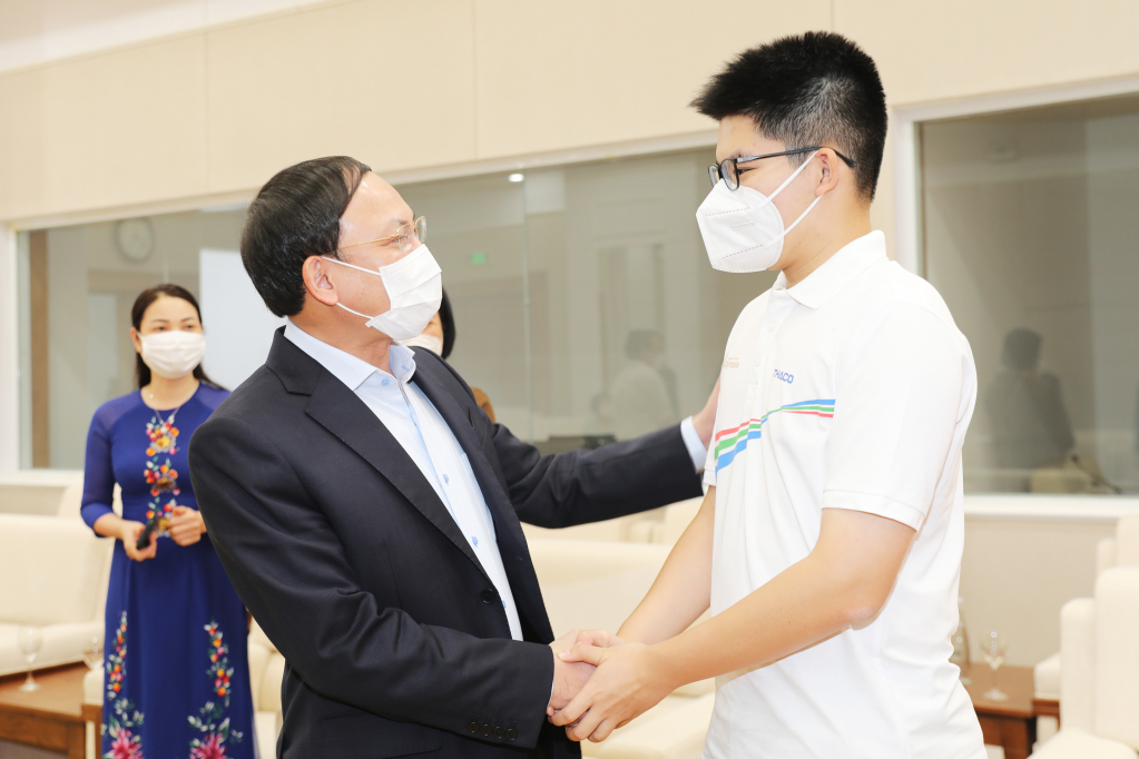 The Party Secretary Nguyen Xuan Ky expressed his pride in Nguyen Hoang Khanh’s impressive achievement.