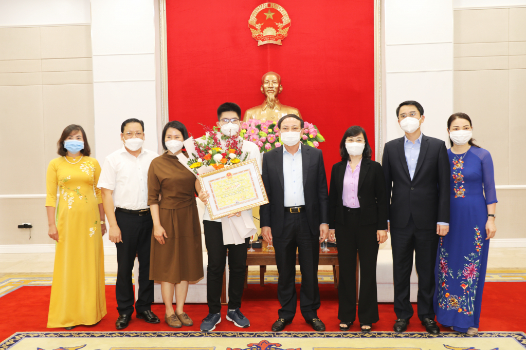 Provincial leaders congratulated on Nguyen Hoang Khanh's success.